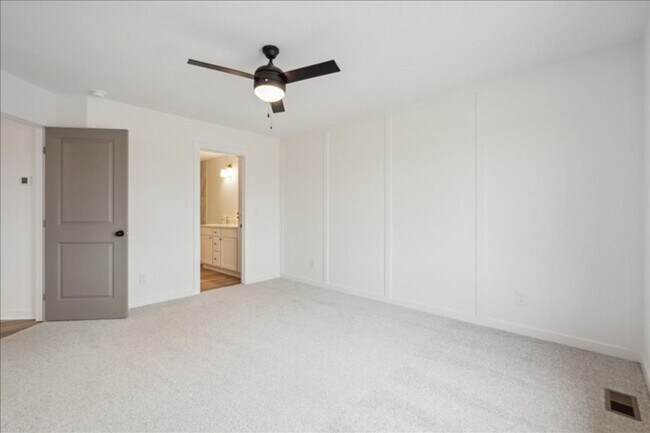 Building Photo - FINISHED BASEMENT!! 4 Bed, 3 Bath Townhome in Ankeny