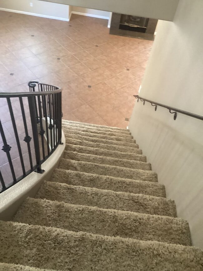 Building Photo - Beautiful Large Two Story Home is Centrall...