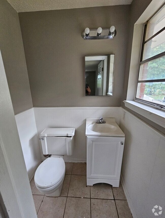 Building Photo - 4 Bedroom House Available