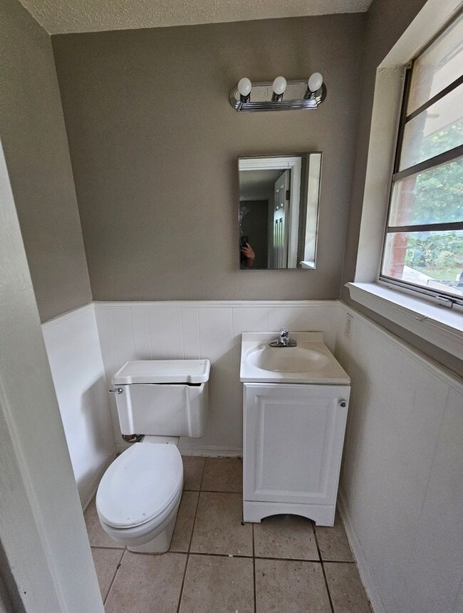 Building Photo - 4 Bedroom House Available