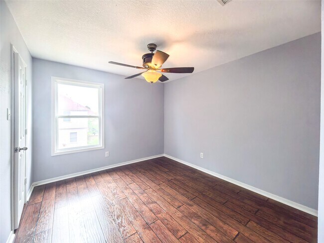 Building Photo - 15510 Fir Woods Ln