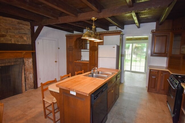 Building Photo - Large Home on Jacksonville Rd with Laundry!