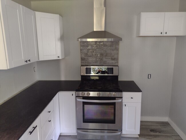 Building Photo - 2525 Deerfield Dr