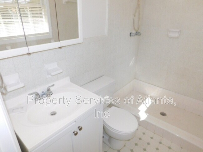 Building Photo - 879 Forest Ridge Dr SE