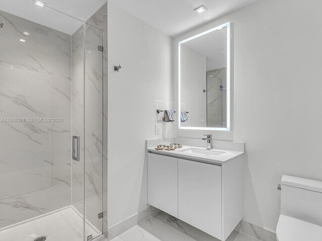 Building Photo - 700 NE 24th St