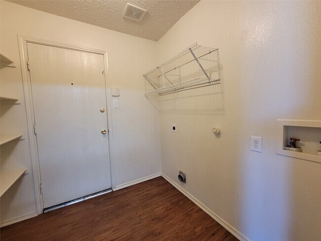 Building Photo - 1815 Brookwood Dr