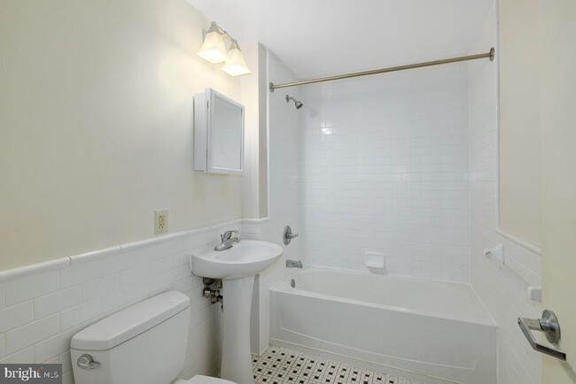 Building Photo - 412-26 S 13th St