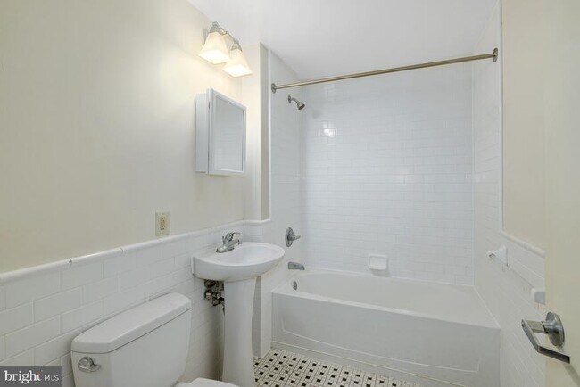 Building Photo - 412 S 13th St