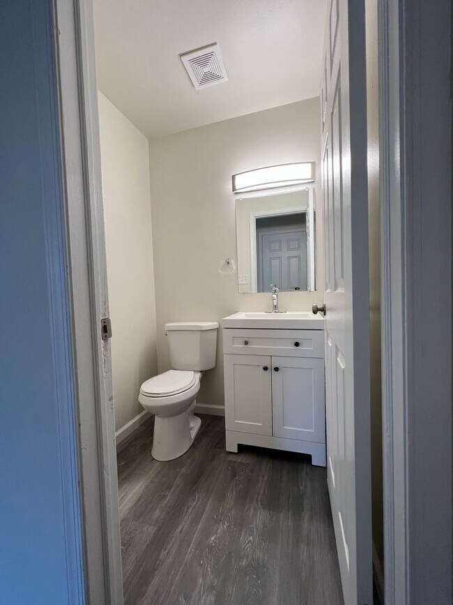 Building Photo - 3BR Townhome - Northampton School District