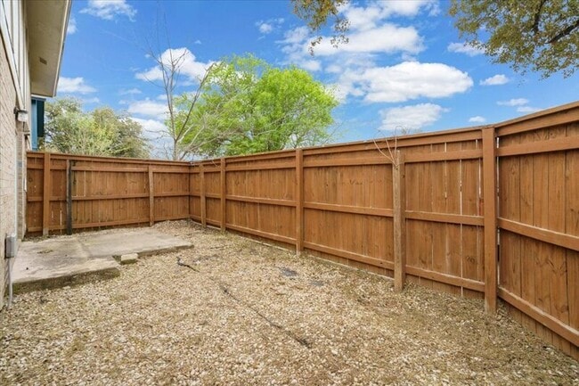 Building Photo - 1313 Southport Dr