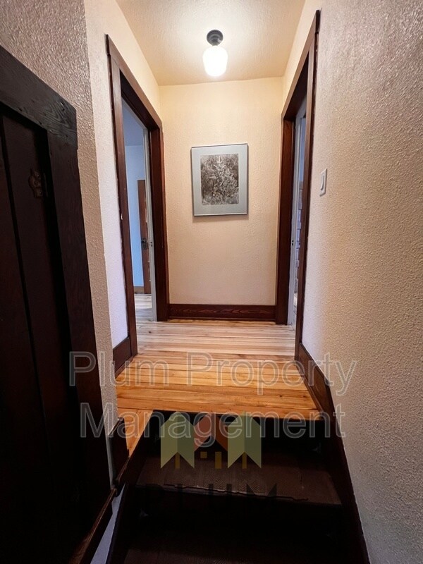 Building Photo - 208 Cedar St