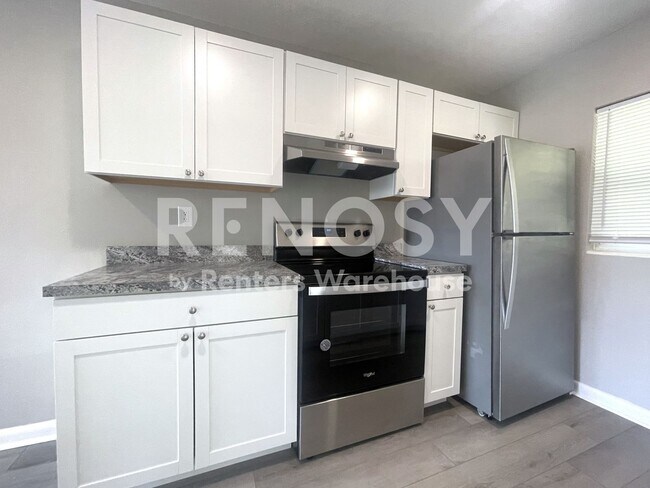 Building Photo - Freshly Renovated 2 Bed/1 Bath Apartment in Clearwater