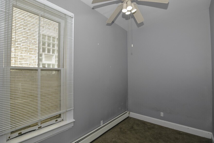 Building Photo - 1437 W Warner Ave