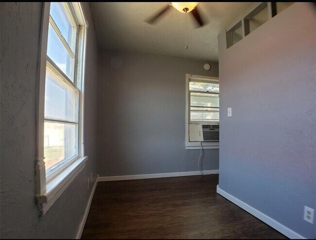 Building Photo - 1013 Elm Ave