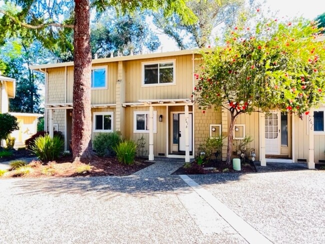Building Photo - Move-in Ready 2BD/2.5BA Townhome in Westsi...