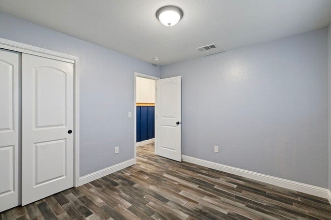 Building Photo - 1212 S Demaree St