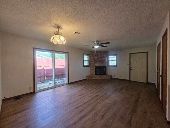 Building Photo - 1214 Bluestem Dr
