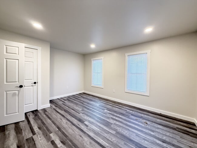 Building Photo - 629 Main St