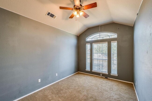 Building Photo - 706 Lakeview Dr