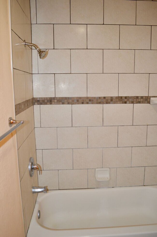 Building Photo - Beautiful 3 bed 2 bath home in a quiet nei...