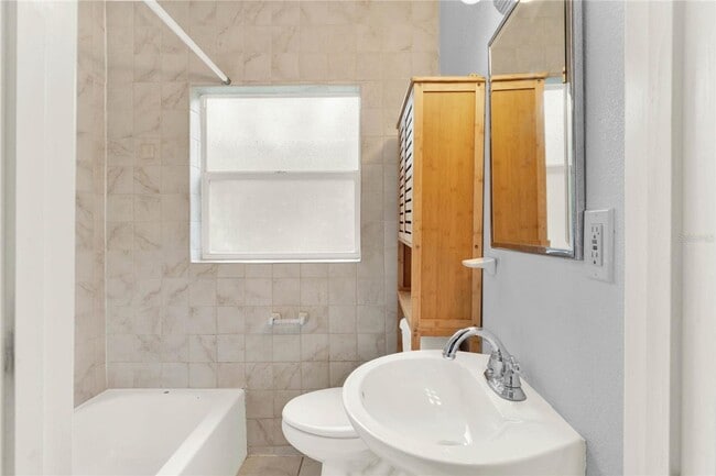 Building Photo - 1020 Alba Dr