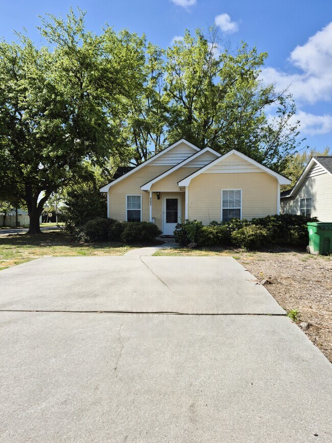 Building Photo - 201 Blue Pool Dr