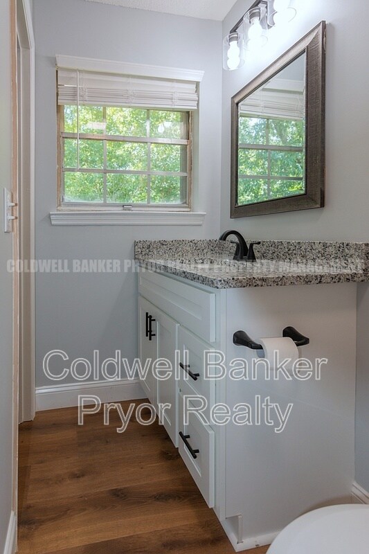 Building Photo - 313 Maple Way