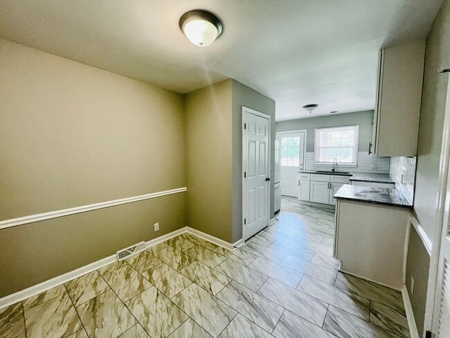 Building Photo - 3821 Rosehaven Dr