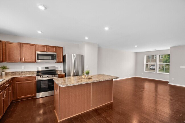 Building Photo - ?Beautifully F?resh Painted Carpetless 4-B...