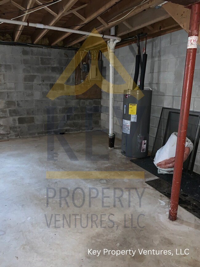Building Photo - 493 Hollenbeck St