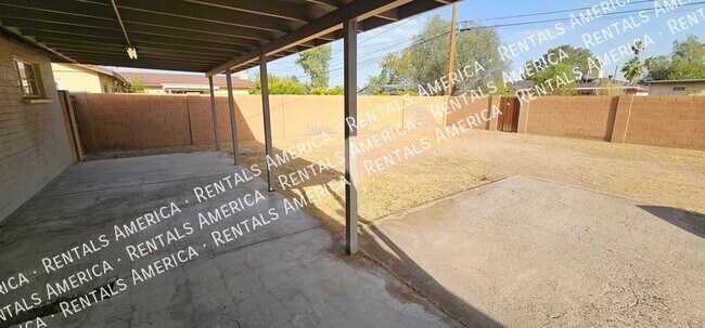 Building Photo - 2131 W Luke Ave