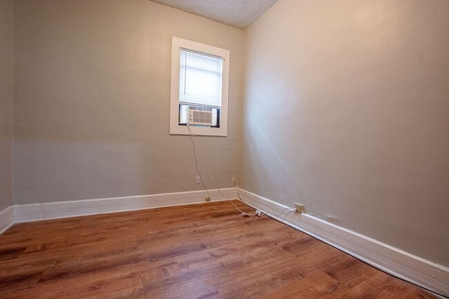 Building Photo - 2 Bedroom / 1 Bath House