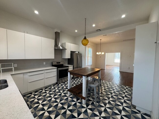 Building Photo - Fully Restored 2BR Classic Near Downtown Dignowity Hill