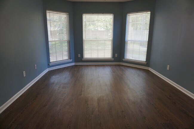 Building Photo - 4 Bedroom 2 Bathroom Home with Garage
