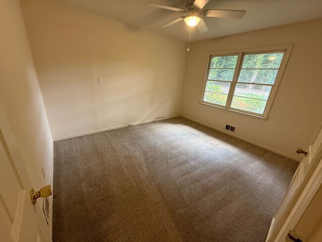 Building Photo - Spacious 3 Bedroom House
