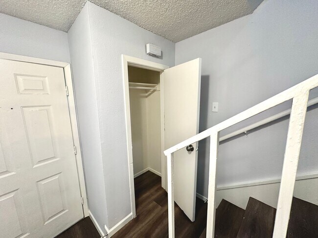Building Photo - 3822 Southway Dr