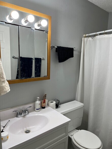 Bathroom - 422 N 1st St