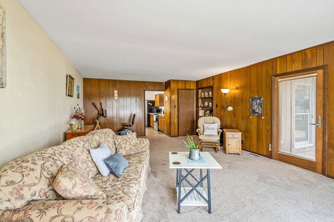 Building Photo - 2083 Chapman Lake Dr
