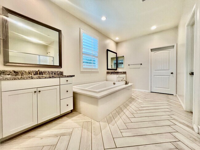 Building Photo - AVAILABLE NOW!! STUNNING 4 Bed/ 3.5 Bath POOL HOME in La Quinta!