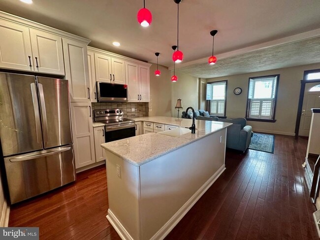 Building Photo - 3922 Manor St