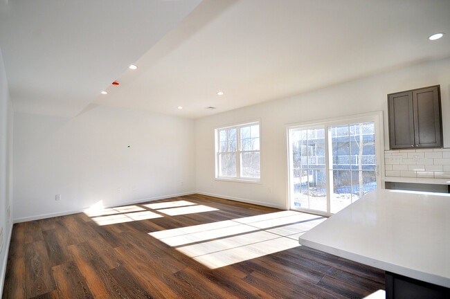 Building Photo - 309 Main St