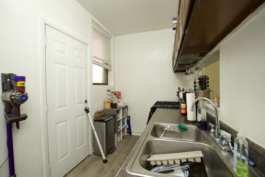 Building Photo - 710 W Roscoe St