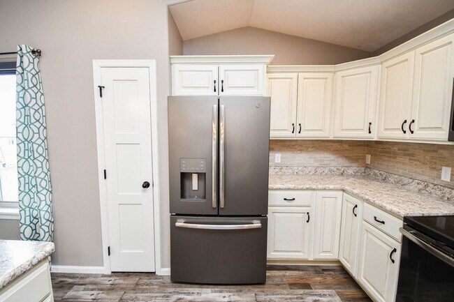 Building Photo - 5 Bedroom 3 Bathroom Single Family Home North Sioux Falls!