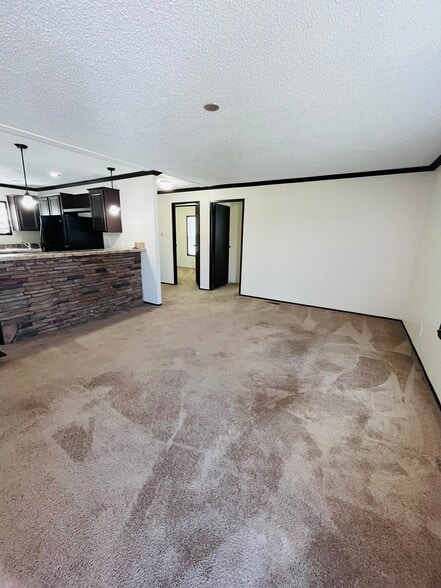 Building Photo - 15621 Pine Ridge Dr