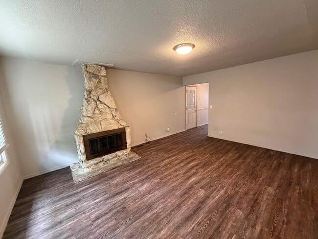 Building Photo - 1612 Crestview-