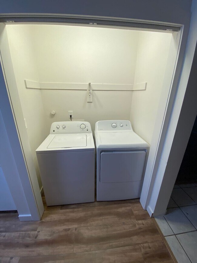 Building Photo - Newly Remodeled! Close to CWU 4 Rooms !!