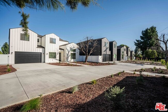 Building Photo - 8670 Encino Ave