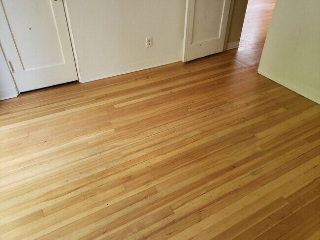 Building Photo - 1005 NE D St