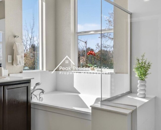 Building Photo - Beautiful 3bd/2.5ba Folsom Home with 2 Car Garage!