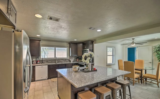 Building Photo - 4018 Leeshire Dr